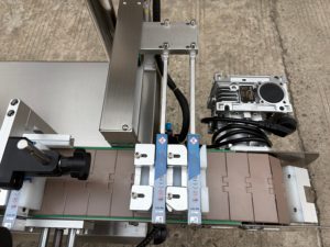 Máquina Automática para Etiquetar la Parte Superior, los Lados y las Esquinas de Cajas, Cartones y Barriles con PLC y Motor, Equipo de Etiquetado para Superficies Planas - Product Image 4