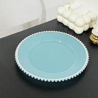 Assiettes en plastique de chargeur bleu clair décoratives de mariage de dîner de luxe de 13 pouces avec la jante argentée de perles