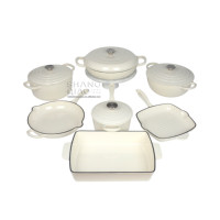 Ensemble de 7 casseroles en fonte émaillée blanche, comprenant une cocotte, une casserole à ragoût et une poêle à frire