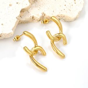 Boucles d'oreilles minimalistes en acier inoxydable plaqué or 18 carats PVD, double C torsadé, vente en gros, boucles d'oreilles uniques pour femmes - Product Image 5