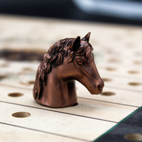 Figurines d'échecs vintage au design personnalisé, jeu d'échecs en métal personnalisé en laiton, pièces d'échecs pour les jeux d'échecs internationaux et de courses de chevaux