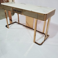 Table console minimaliste avec plateau en marbre et insert en cuir blanc, finition brillante, pieds en acier inoxydable, mobilier de salle à manger d'hôtel
