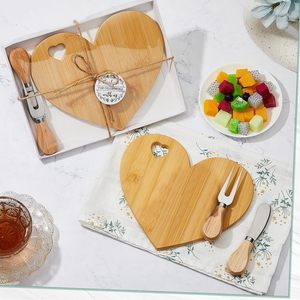 Tabla de queso de bambú en forma de corazón con cuchillo y tenedor, bandeja duradera para servir queso y frutas - Product Image 3