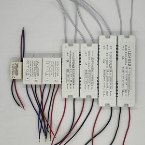 Alimentatore switching a tensione costante DC12V da 7-72W in scatola di plastica - Product Image 1