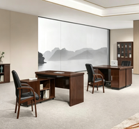Bureau de direction moderne en placage avec table de patron, piedestal mobile automatique pliable et armoire latérale ouverte