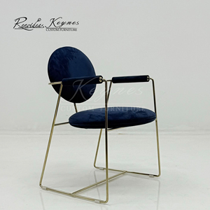 เก้าอี้รับประทานอาหารกำมะหยี่สีน้ำเงินกรมท่าสไตล์โมเดิร์นหรูหราของ Keynes โครงโลหะสีทอง พนักพิงทรงกลม พร้อมที่วางแขน เหมาะสำหรับโรงแรมและร้านอาหาร - Product Image 3