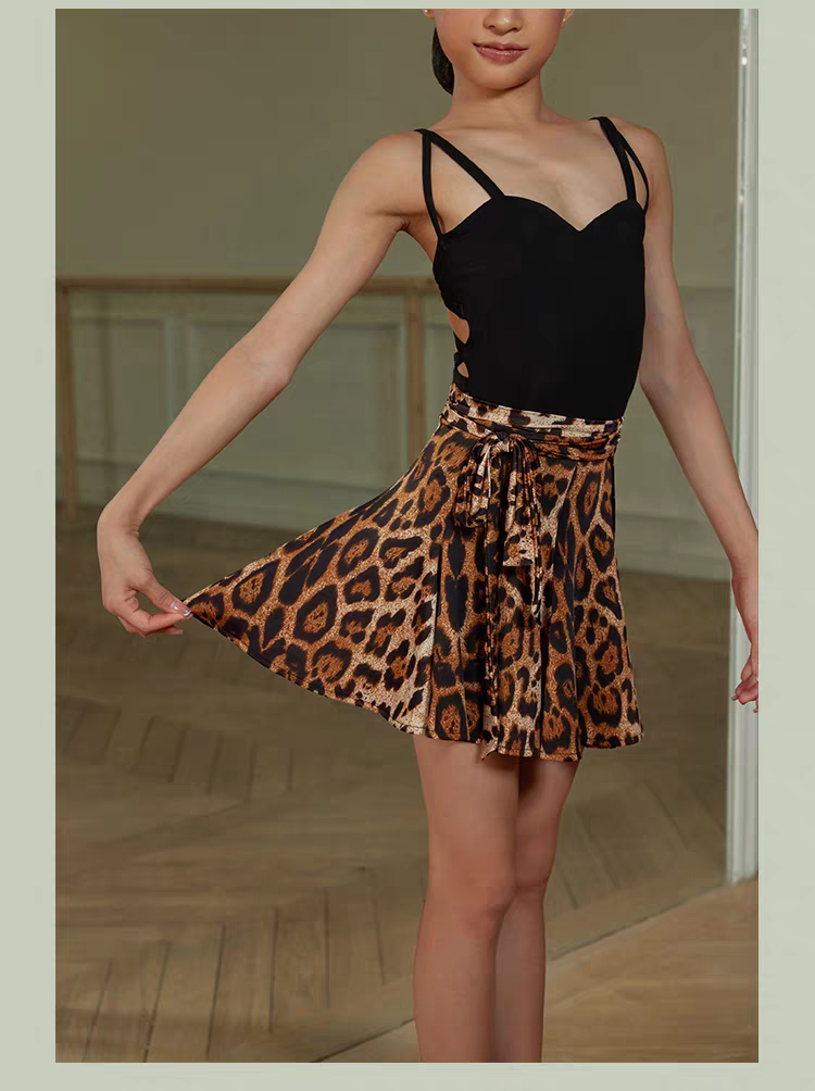 ชุดสูทลายเสือดาว