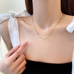 En stock <span class=keywords><strong>Collier</strong></span> en acier inoxydable plaqué or 18 carats avec lettre Luxe Femme Fiançailles Mariage Zircon <span class=keywords><strong>Collier</strong></span> en <span class=keywords><strong>V</strong></span> pour femme - Product Image 2