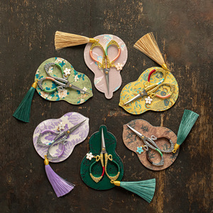 Ciseaux à thé en alliage de style chinois avec pendentif à pompon, coupe-sac à thé, coupe-fil, étui de protection, accessoire de cérémonie du thé. - Product Image 1