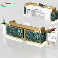 Bureau de réception en forme de L blanc avec éclairage LED sous le comptoir, deux postes de travail, comptoir de rangement et réception pour bureau, hall d'hôtel, sur mesure