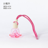Diffuseur de parfum pour voiture en forme de fleur, 10 ml, bouteille en verre avec bouchon en bois et cordon de suspension, pour huiles essentielles.