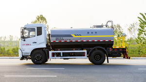Camión Cisterna de Agua Personalizable Dongfeng con Motor y Bomba Diésel Euro 6, Tanque de 12000L, Pulverización Delantera/Trasera/Lateral, Interfaz Contra Incendios - Product Image 3