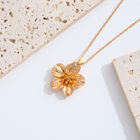 Collier pendentif fleur en alliage plaqué or, délicat, avec breloque à 5 pétales, style niche, bijoux pour femme, cadeau pour occasions festives Runcheng