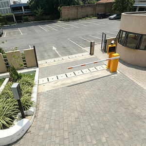 Sistema de gestión de peaje para estacionamientos con barrera de acceso, dispensador de tickets y cámara ANPR, y quiosco de pago de autoservicio para plazas. - Product Image 1