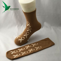 Vente en gros de chaussettes tricotées jetables antidérapantes pour adultes avec motif à pois et semelle antibactérienne en caoutchouc