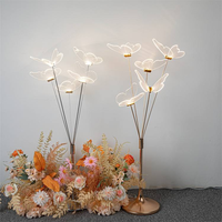 Lumière debout moderne scène de fête mariage passerelle de charge routière créative suspendue papillon acrylique LED lampadaire