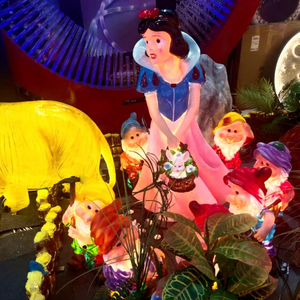 Ensemble d'éclairage à motif 3D Blanche-Neige et les Sept Nains, décoration de Noël multicolore en fibre de verre pour thèmes de forêt enchantée - Product Image 1