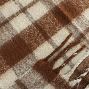 Manta Tejida con Flecos de Mohair Blanca y Marrón, Diseño a Cuadros, Ecológica, para Todas las Estaciones - Product Image 3
