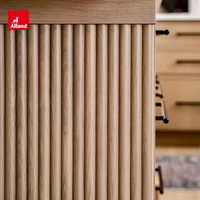 Armoire de cuisine Alland haut de gamme sur mesure en MDF avec panneau de porte nervuré, îlot incurvé et choix de couleurs variés