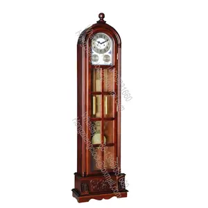 Особые детали этих деревянных часов для Дедушки включают выпуклый стеклянный кристалл на откидной верхней двери.