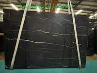 Panneaux de marbre Nero Marquina de Chine, pierre noire avec des veines blanches, pour marches, comptoirs, dessus de meubles de salle de bain et revêtements muraux naturels
