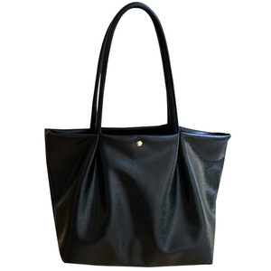 กระเป๋าโท้ทเนื้อนุ่มความจุขนาดใหญ่ สีดำล้วน พร้อมตัวล็อคแม่เหล็กและช่องซิปสำหรับใช้งานในชีวิตประจำวัน - Product Image 5