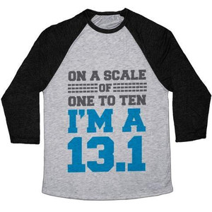 Sur une échelle de 1 à 10, je suis un 13.1 (bleu) : T-shirt de baseball unisexe en tissu mélangé. - Product Image 5