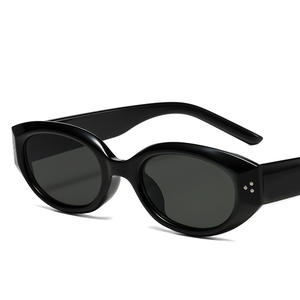 Nouvelles lunettes de soleil rétro œil de chat pour femmes, monture noire, verres PC, protection UV400, type 3, pare-soleil, rivets à points, style tendance - Product Image 5