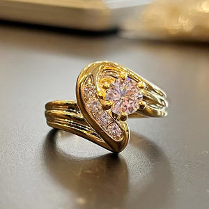 Anillo de Compromiso de Oro Amarillo con Diamantes para Mujer F1558, Corte Brillante Redondo, Diamantes Laterales de Color G Natural - Product Image 4