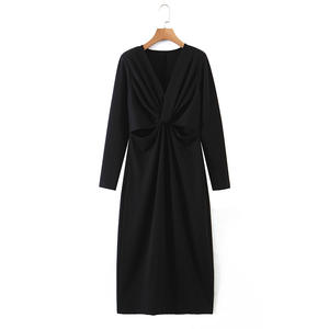 Robe fourreau col en V Runqi N8243 noire grande taille avec découpes révélant la taille, robe de soirée femme couleur unie coupe ajustée - Product Image 2