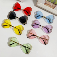 Amour coeur en forme de diamant sans cadre lunettes De soleil femmes 2025 doux papillon conception lunettes fête lunettes De soleil en plein air Oculos De Sol