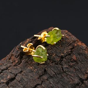 Pendientes de Peridoto Natural con Cristales en Bruto, Piedra Verde de Forma Irregular con Engaste de Garra, Piedra de Nacimiento de Septiembre, Gema Curativa de Chakra - Product Image 5