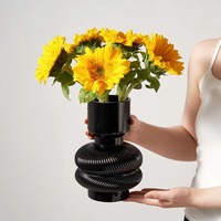 Ensemble de vases en verre noir moderne, style nordique, à nervures verticales, géométriques, en forme de soucoupe volante, pour la décoration du salon