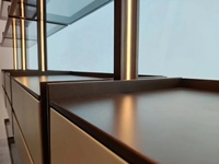Bibliothèque modulaire moderne du sol au plafond avec structure métallique et éclairage LED intégré pour salon