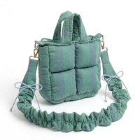Sac fourre-tout matelassé rayé personnalisé vert, sac à main rembourré doux avec bandoulière volantée détachable pour femmes OEM ODM