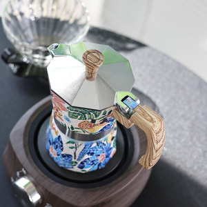 Logotipo personalizable Tamaño Moka Pot Aluminio Espresso Mokapot Calcomanía Mango de grano de madera Diseño clásico <span class=keywords><strong>Cafetera</strong></span> de <span class=keywords><strong>metal</strong></span> portátil - Product Image 3