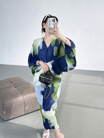 Robe plissée sur mesure style Miyake pour femme, élégante, imprimé artistique, col en V, manches chauve-souris, longue, tenue de fabricant