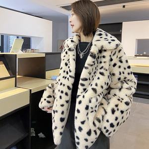 معطف فراء جلد النمر للنساء بتصميم قصير بياقة! - Product Image 2