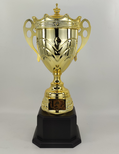 كأس معدني عالي الجودة مع تاج ذهبي ، قاعدة خشبية بأعمدة - Product Image 2