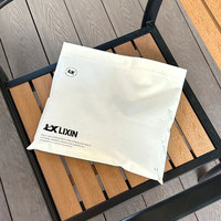Sacs refermables en matière blanche laiteuse personnalisables avec logo imprimé sur mesure pour l'emballage de sous-vêtements, de chaussettes et de vêtements