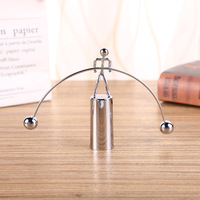 Pendule de Newton amusant, petit homme en fer, équilibre perpétuel, décoration de bureau à domicile