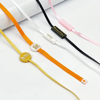 Corde de verrouillage d'étiquette volante personnalisée Produit en polyester ficelle Tissu de luxe Logo en relief Joint en plastique ficelle d'étiquette volante