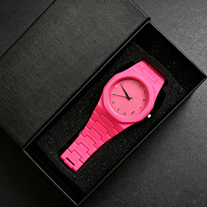 นาฬิกาควอทซ์กันน้ำสำหรับผู้ชาย ดีไซน์ทันสมัย สีดำ แดงกุหลาบ ตัวเลขแบบอารบิก - Product Image 1