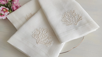 Serviettes carrées en lin brodées de corail, personnalisables et faites à la main avec ourlet festonné - Concept Table d'été Océanique