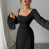 Robe à col carré de couleur unie, manches longues évasées, style rétro élégant