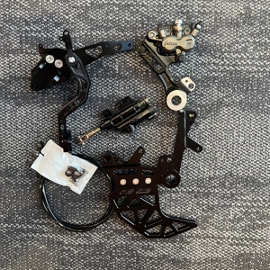 Protector de Soporte de Caliper Doble Surron Ultra Bee, Ensamblaje de Freno de Pie Izquierdo, Aluminio CNC 7075, Hidráulico, Alto Rendimiento, para Motocicleta de Acrobacias - Product Image 3