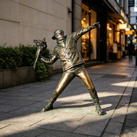 Sculpture personnalisable de grande taille, style Pop Art moderne, en bronze antique, pour décoration de cour, statue de lanceur de fleurs en colère