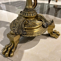 Table d'appoint de luxe britannique, cadre en bois artisanal, table ronde sculptée avec détails dorés sculptés à la main