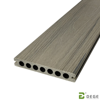 Dalles de terrasse extérieures composites de drainage, design contemporain à grain de bois lisse et perforé pour le contour de la piscine