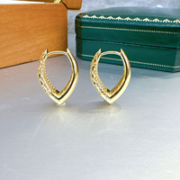 Boucles d'oreilles créoles huggie en or massif 18 carats, en forme de V, ajourées, texturées, à coupe diamant, creuses, pour femme, usage quotidien, fournisseur en gros d'or